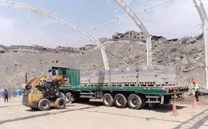 Descarga de bloques de concreto con cargador en una obra